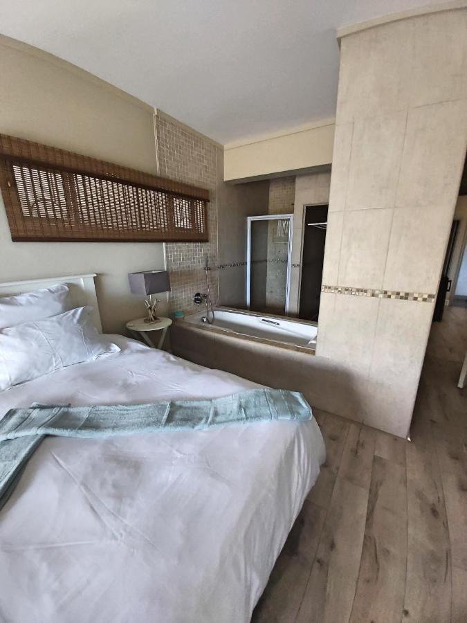 מרגייט Whale Rock, Modern Beachfront Apartment מראה חיצוני תמונה
